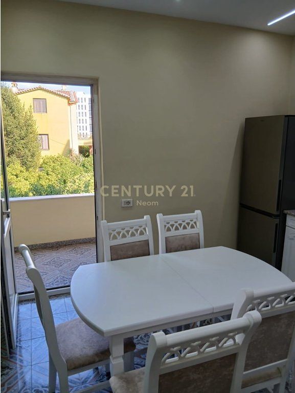 In affitto Appartamento 3+1+Parcheggio di una villa su 2 piani, a Sheshi Shqiponja - 70000 ALL