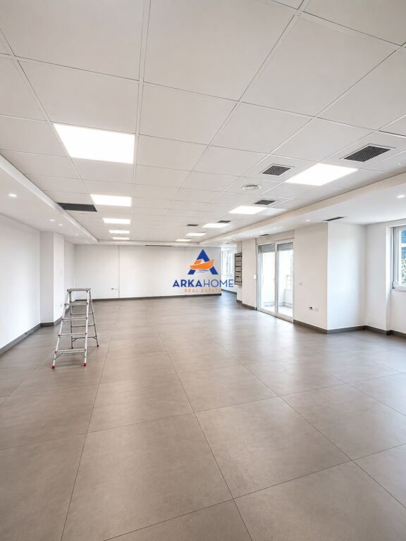 VENDITA AMBIENTE COMMERCIALE/UFFICIO 450 M2 "COMUNE DI PARIGI" 1.575.000 EURO