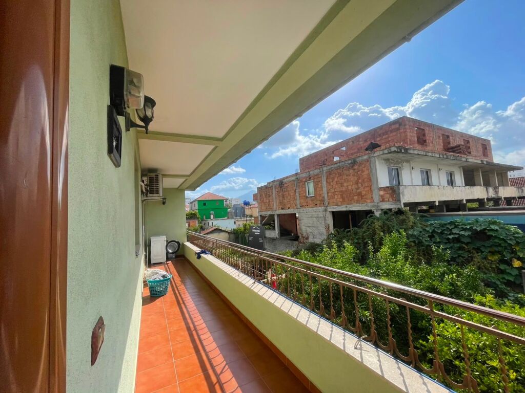Piano villa in affitto a Kamez