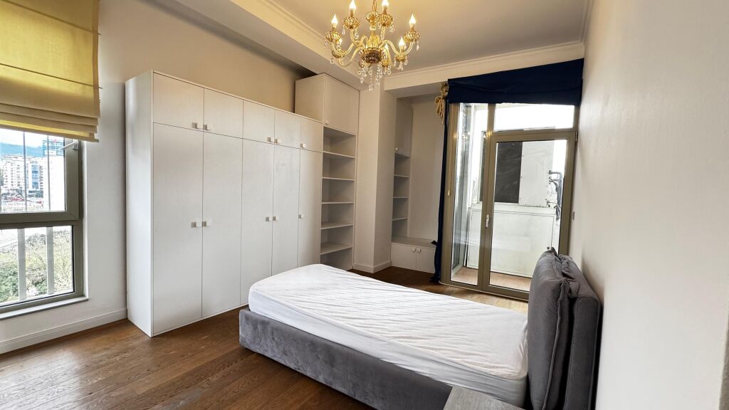 Apartament 4+1 me qira tek Garda!