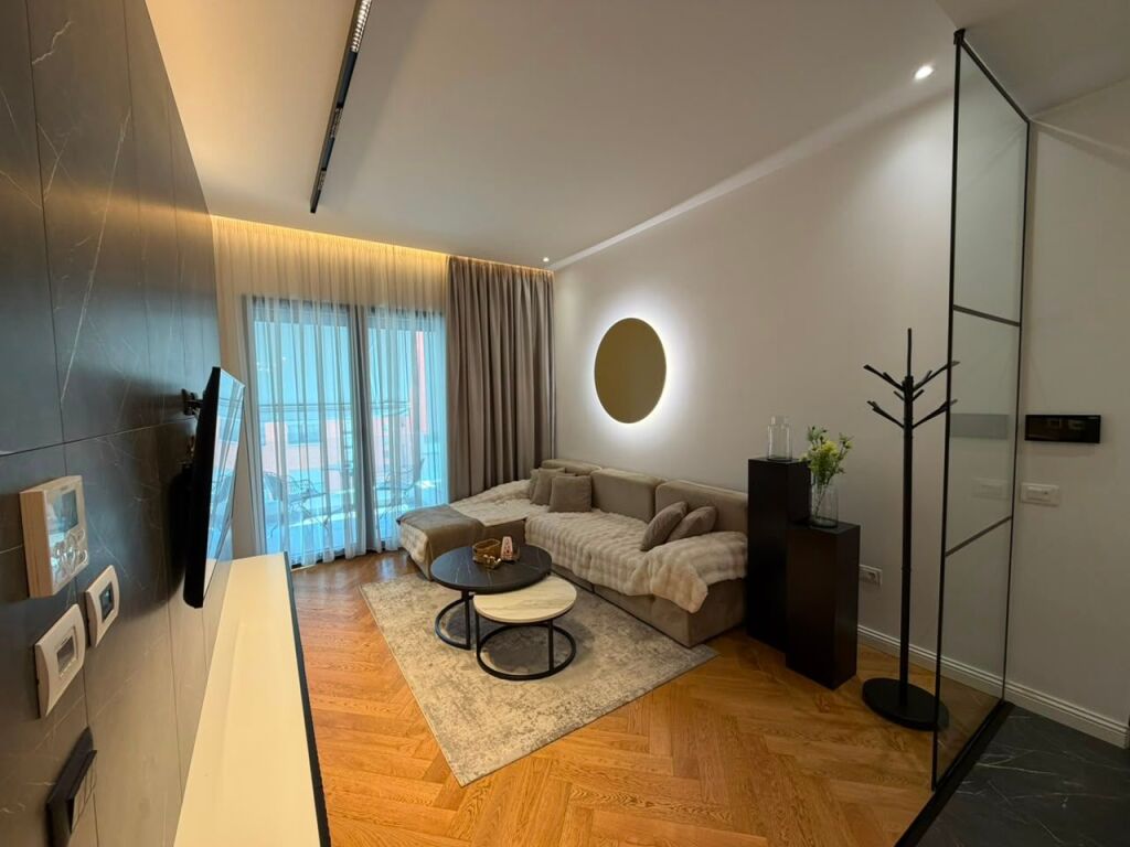 🏡 AFFITTASI APPARTAMENTO 1+1 CON PARCHEGGIO IN  📍 Complesso Deliorgji💰 Prezzo: 120.000 lek/mese Trattabile