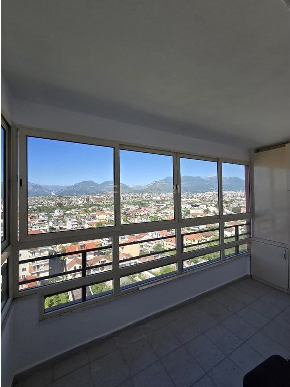 Shitet apartament tek Casa Italia