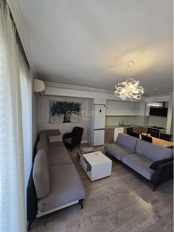 Shitet apartament 3+1 tek Casa Italia!!