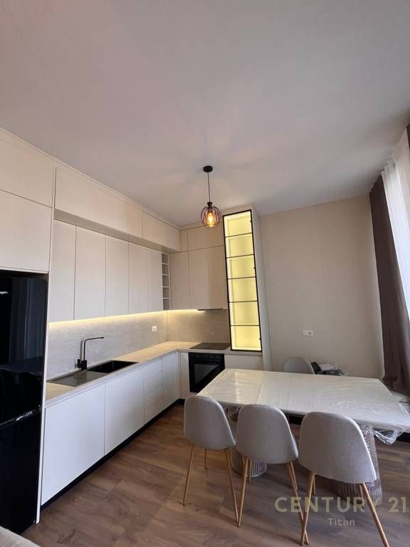 Jepet me qira apartament i ri 2+1+1 tualet+2 ballkone, ne rrugen Siri Kodra, prane Hotel Meridian 1,100 € /Muaj