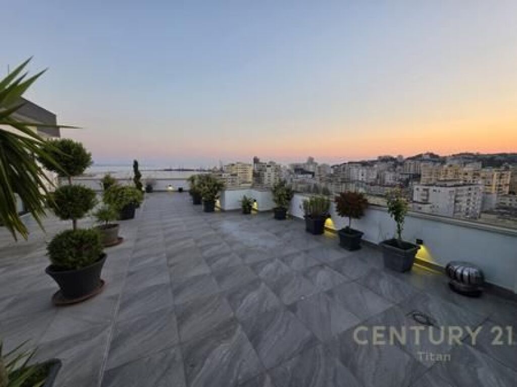SHITET PENTHOUSE UNIK ME VERANDE ME PAMJE PANORAMIKE 360° NE DURRES