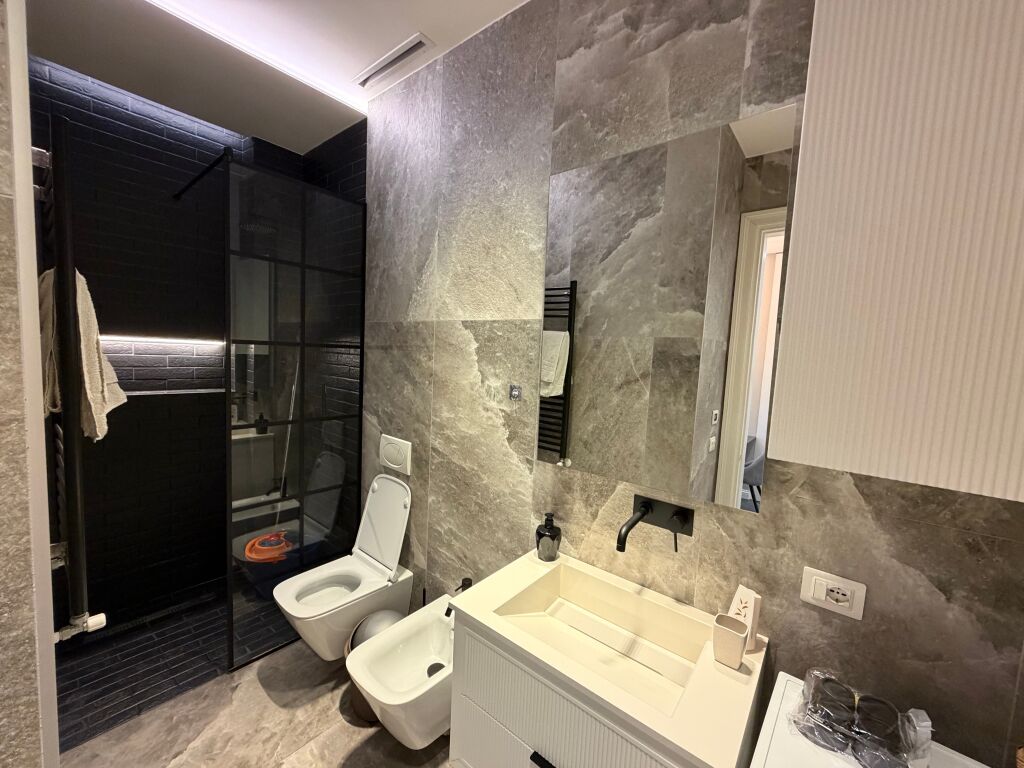 🏡 APARTAMENT 1+1 ME PARKIM ME QIRA – DELIORGJI  📍 Kompleksi Deliorgji 🏢 Kati i 5-të 🛋️ I mobiluar 🚗 Përfshin vend parkimi 💰 Çmimi: 120,000 lekë/muaj  ✨ Apartament i përshtatshëm për çift ose person që kërkon një banesë komode në një nga komplekset më të preferuara të Tiranës.  📞 Për më shumë informacion ose për të organizuar një vizitë, na kontaktoni!