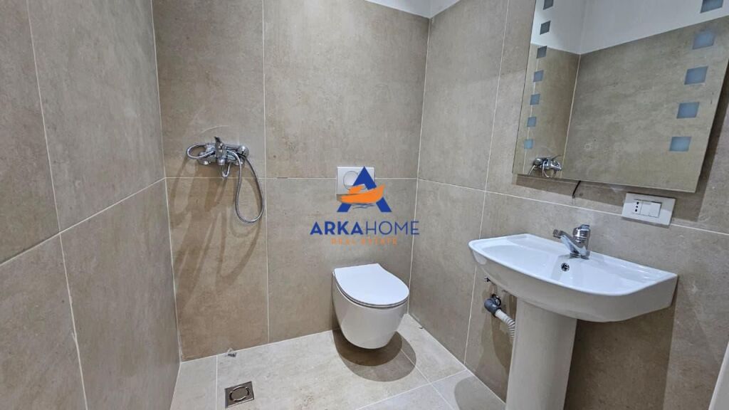 JEPET AMBIENT PER KLINIKE ME QERA 140 M2 "KOMUNA E PARISIT" 2500 EURO