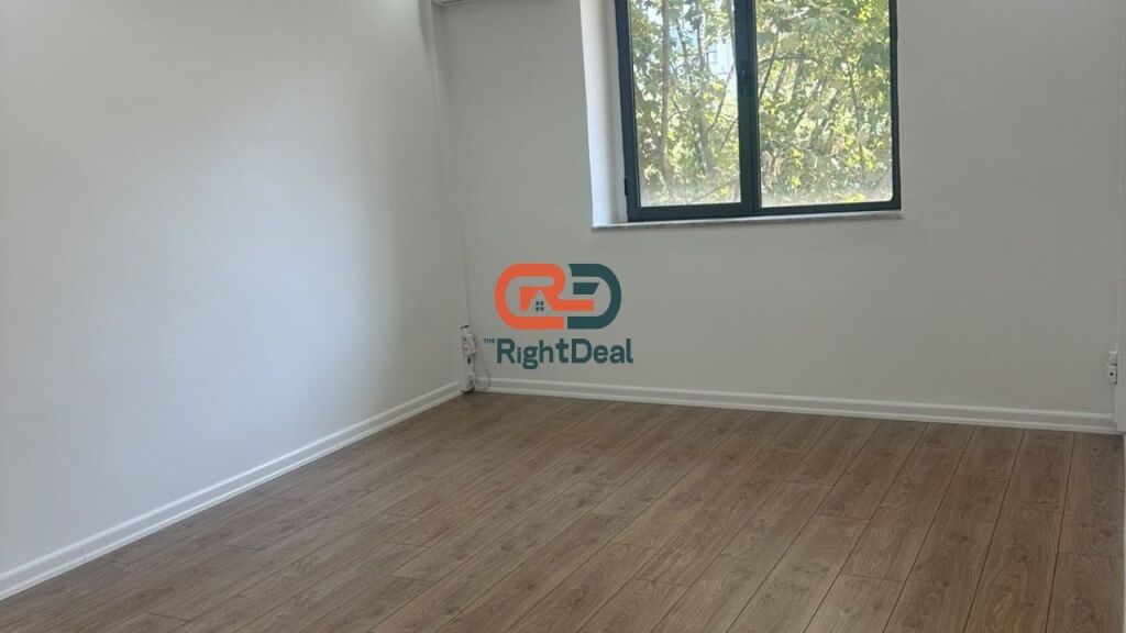 In Centro, All'inizio del Viale Zogu 1, Locale in Affitto, Ideale per Uffici o Cliniche!!!