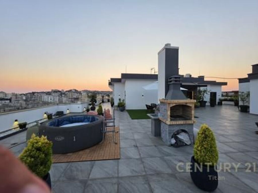 SHITET PENTHOUSE UNIK ME VERANDE ME PAMJE PANORAMIKE 360° NE DURRES