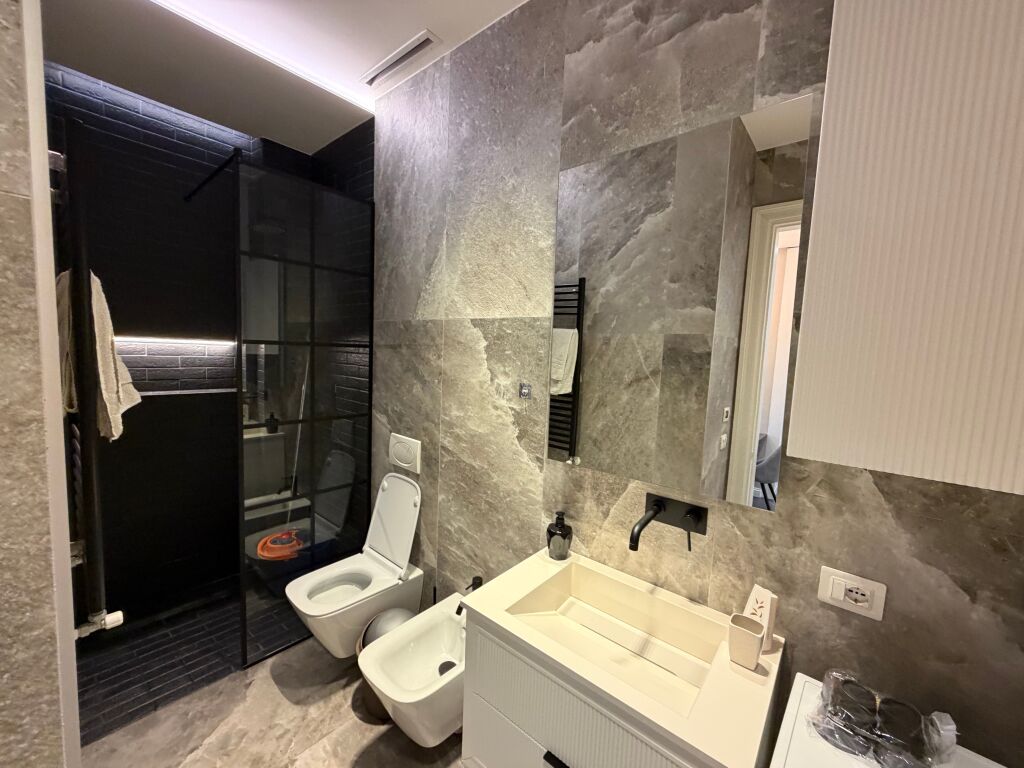🏡 APARTAMENT 1+1 ME PARKIM ME QIRA – DELIORGJI  📍 Kompleksi Deliorgji 🏢 Kati i 5-të 🛋️ I mobiluar 🚗 Përfshin vend parkimi 💰 Çmimi: 120,000 lekë/muaj  ✨ Apartament i përshtatshëm për çift ose person që kërkon një banesë komode në një nga komplekset më të preferuara të Tiranës.  📞 Për më shumë informacion ose për të organizuar një vizitë, na kontaktoni!