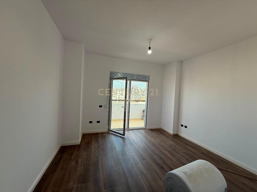 APARTAMENT PËR SHITJE PRANË BULEVARDIT ZOGU I