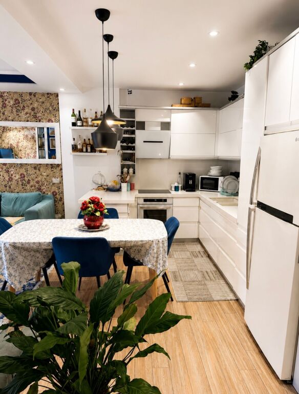 Shitet apartament 2+1+2