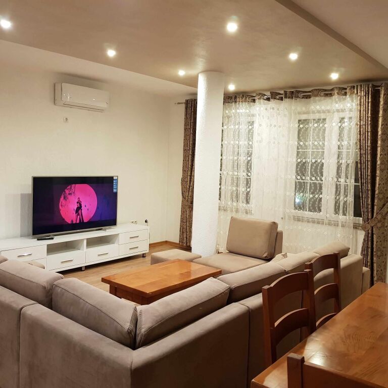 5maj, jepet me qera apartament  2+1.