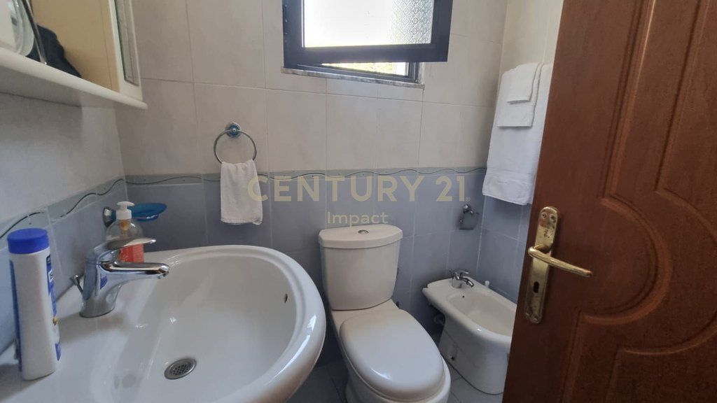 Shtepi private 2+1 Me Qira tek Spitali Ushtarak, Tiranë - 400€