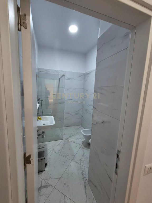 HAPËSIRË PREMIUM PËR BIZNES ME QIRA – 2+1 | SQUARE 21