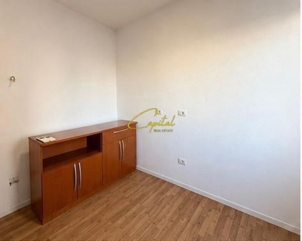 LOCALE COMMERCIALE IN AFFITTO 75 M2 VIA KOSOVAREVE 60.000 LEKE