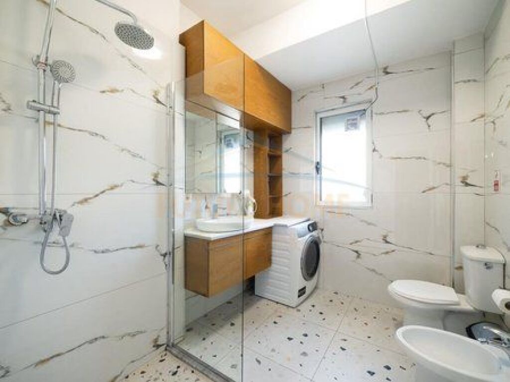 Shitet, Apartament 2+1 Pazari i Ri- Optika Roma