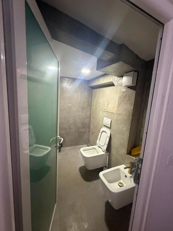 DYQAN ME QIRA –BUZE RRUGE, ASTIR 800 € /Muaj 80,000 Lekë /Muaj