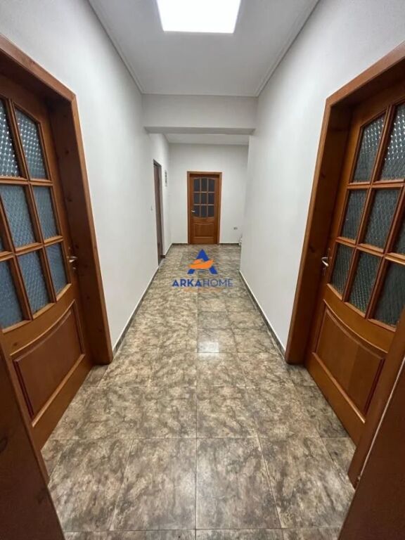 APPARTAMENTO 3+1+ANNESSO IN AFFITTO "SCUOLA" ISMAIL QEMALI" 100.000 LEKE