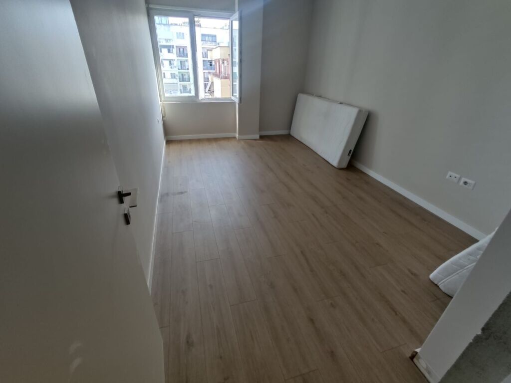 Shitet apartament 2+1+2 ne zonen e 5 Majit prane Con Cord Center   ID 5405
