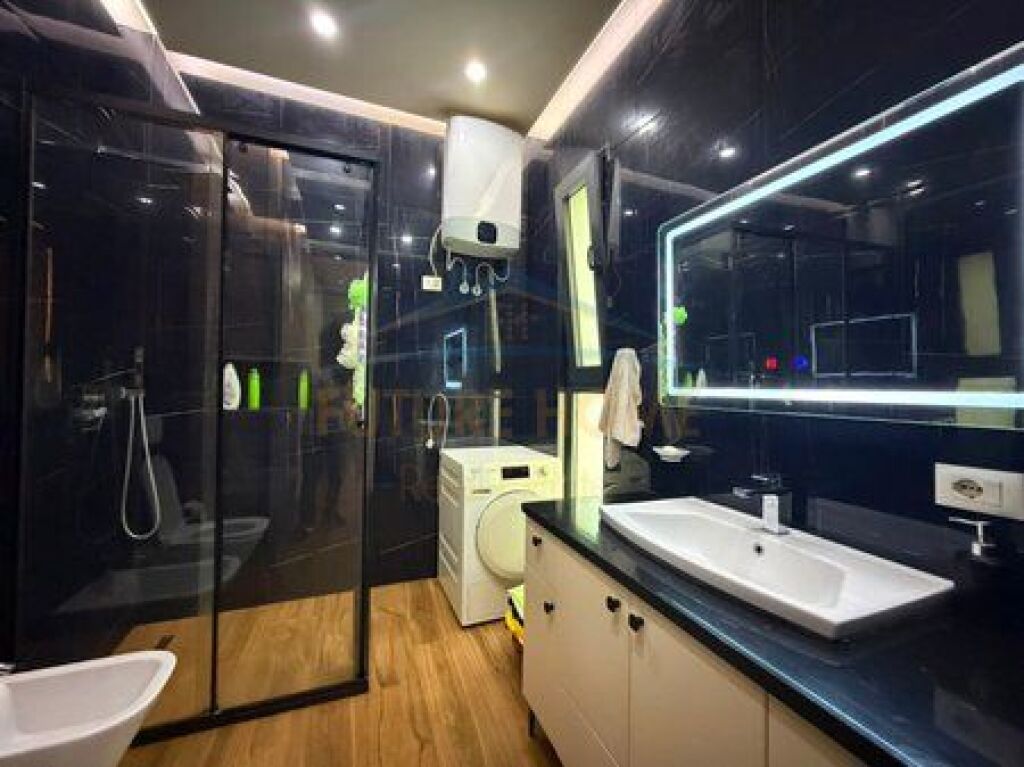 Shitet, Apartament 2+1+2, Rruga e Kavajes, Tiranë