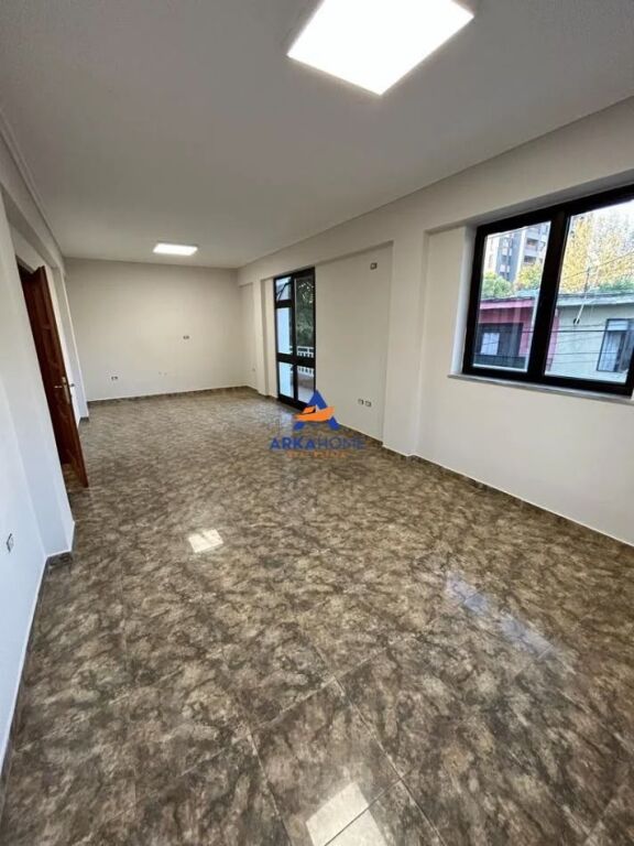 APPARTAMENTO 3+1+ANNESSO IN AFFITTO "SCUOLA" ISMAIL QEMALI" 100.000 LEKE