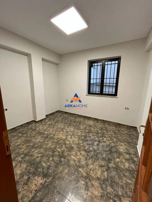 APPARTAMENTO 3+1+ANNESSO IN AFFITTO "SCUOLA" ISMAIL QEMALI" 100.000 LEKE