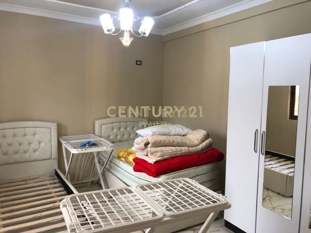 APARTAMENT ME QIRA 3+1+2, NE HYRJE TE VILAVE AMERIKANE, TIRANE!