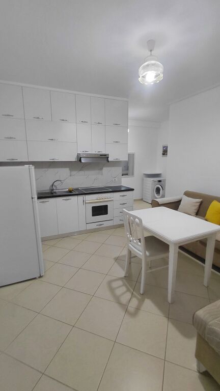 Kodra e diellit jepet me qira apartment 1+1i mobiluar