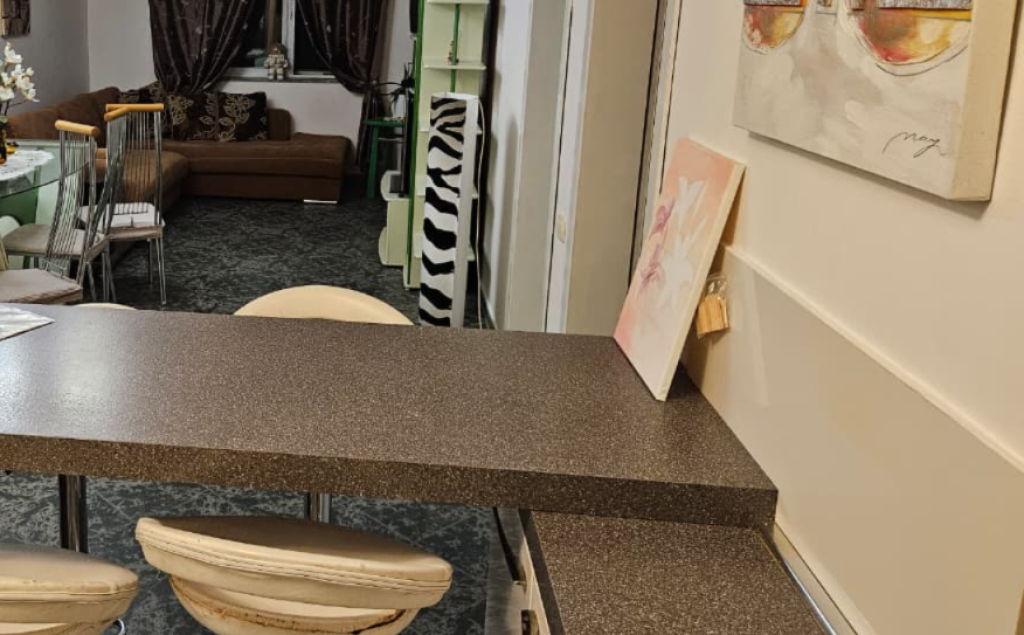 Jepet apartament 2+1 me qera tek 21 Dhjetori , Rruga e Kavajes .