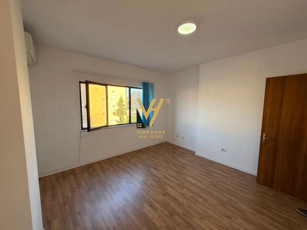 JEPET ZYRE 75 M2 ME QIRA TEK RRUGA E KOSOVARVE 60.000 LEKE