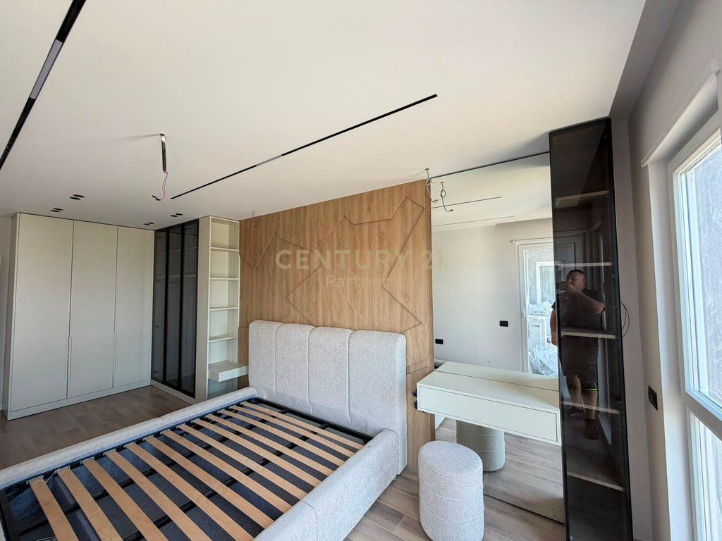 JAPIM ME QIRA APARTAMENT 2+1+PLUS POST PARKIMI NE UNIVERS CITY ! /Muaj 70,000 Lekë /Muaj