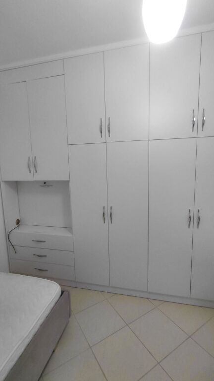 Kodra e diellit jepet me qira apartment 1+1i mobiluar