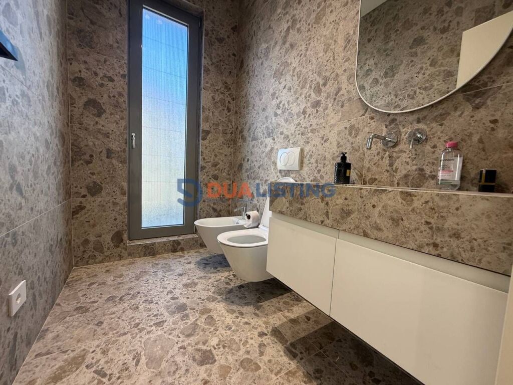 VILË MODERNE ME QIRA TEK GREEN VALLEY RESIDENCE – LIQENI I THATË!