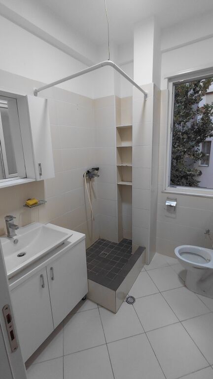 Kodra e diellit jepet me qira apartment 1+1i mobiluar