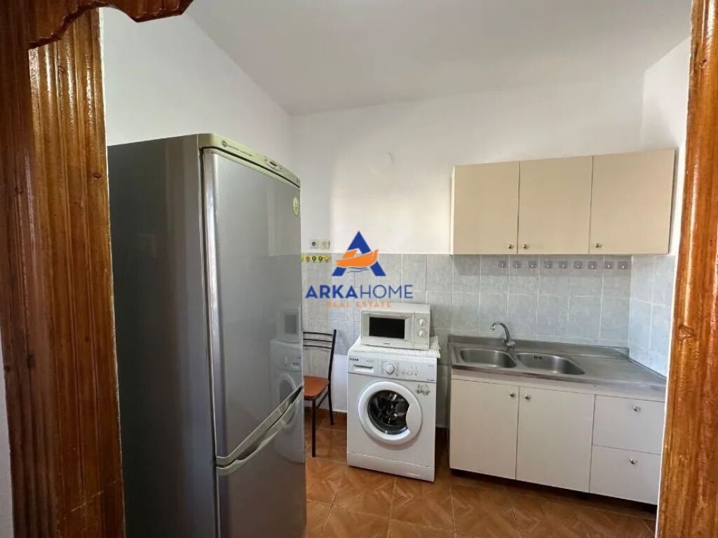 JEPET APARTAMENT 2+1+ANEKS+BALLKON ME QERA "TE SHKOLLA E KUQE" 60.000 LEKE