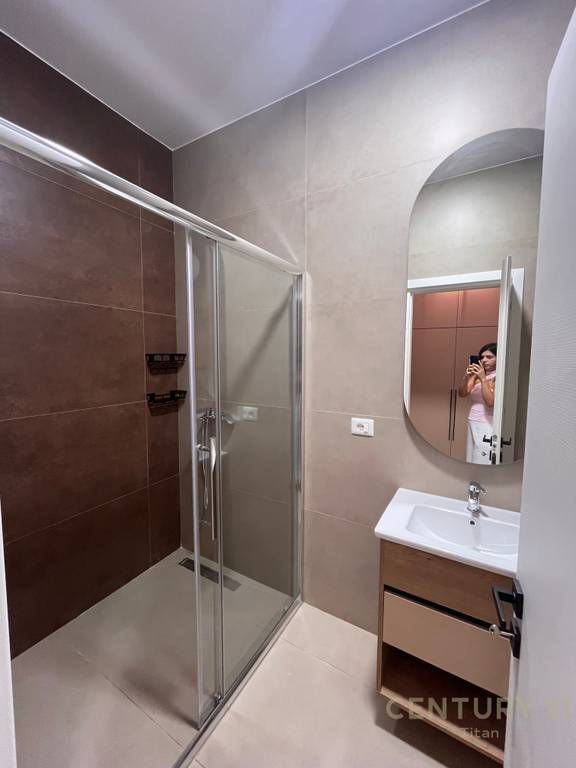 Appartamento nuovo 2+1+1 bagno in affitto, in via Siri Kodra, vicino all'Hotel Meridian! 1.000 € /Mese