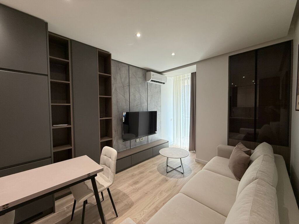 📣 QERA SUPER Apartament 1+1 +Post parkimi 📍 Golden Tower Residence 🛣️ Rruga “Mine Peza” ✨   🏢 Ndertim i Ri  🪜 Kati 2 (Me Ashensor)  🛋️ Mobiluar Me Kushte Bashkekohore  ✅ I Pa Banuar Me Pare   💶 Cmimi 1300 euro /Muaj Bruto