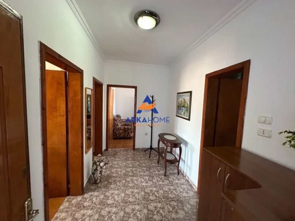JEPET APARTAMENT 2+1+ANEKS+BALLKON ME QERA "TE SHKOLLA E KUQE" 60.000 LEKE