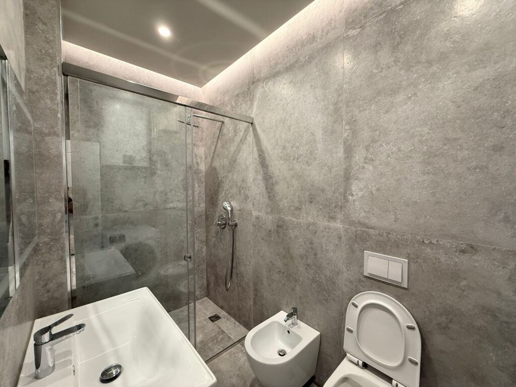 📣 QERA SUPER Apartament 1+1 +Post parkimi 📍 Golden Tower Residence 🛣️ Rruga “Mine Peza” ✨  💶 Cmimi 1300 euro /Muaj Bruto