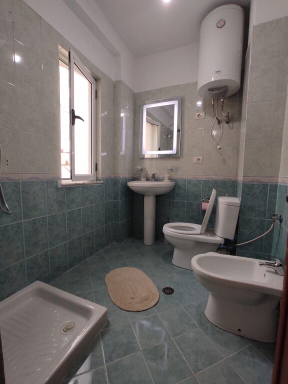 🏠 JEPET ME QIRA APARTAMENT 3+1 – PRANË RESTORANT FRESKU