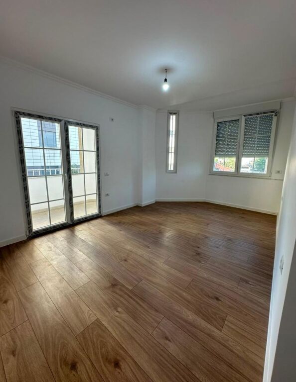 Jepet apartament 2+1 me qira per zyre apo banim tek Rruga e Bogdaneve , Rruga e Kavajes , Rruga e Durresit .
