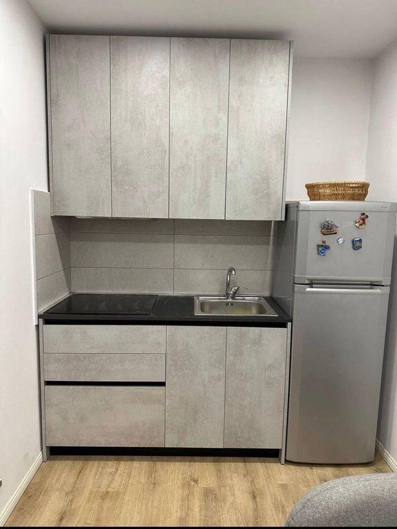 GARSONIERE ME QIRA PRANE ISH TREGUT ELEKTRIK 700 € /Muaj 70,000 Lekë /Muaj