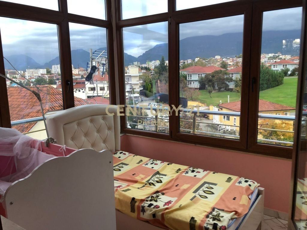 APARTAMENT ME QIRA 3+1+2, NE HYRJE TE VILAVE AMERIKANE, TIRANE!