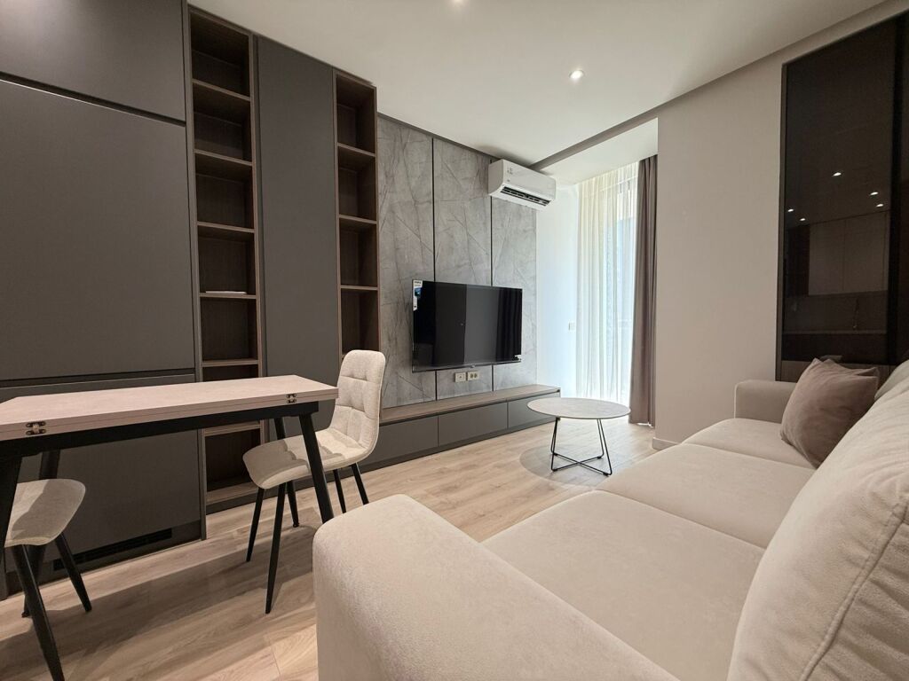 📣 QERA SUPER Apartament 1+1 +Post parkimi 📍 Golden Tower Residence 🛣️ Rruga “Mine Peza” ✨   🏢 Ndertim i Ri  🪜 Kati 2 (Me Ashensor)  🛋️ Mobiluar Me Kushte Bashkekohore  ✅ I Pa Banuar Me Pare   💶 Cmimi 1300 euro /Muaj Bruto