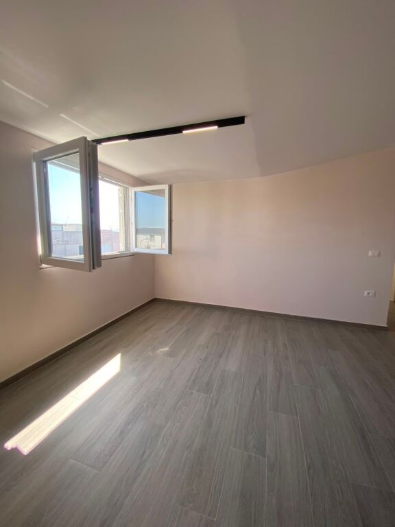Apartament 1+1 me Qira – Spitallë, pranë Postës Shqiptare