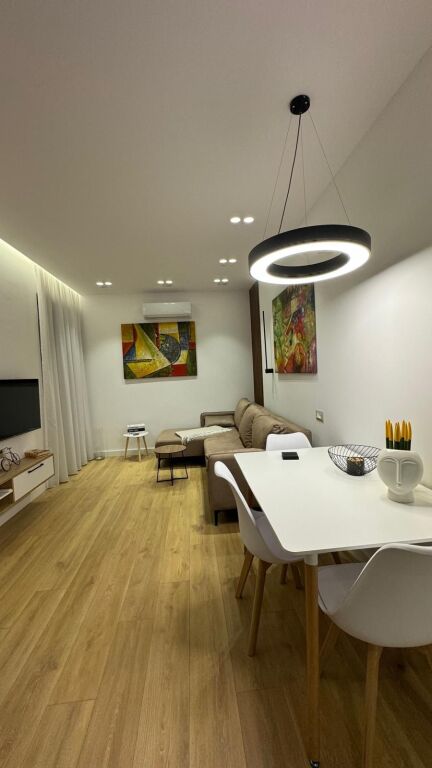 Liqeni i Thate, jepet me qera apartament 1+1+Blk.