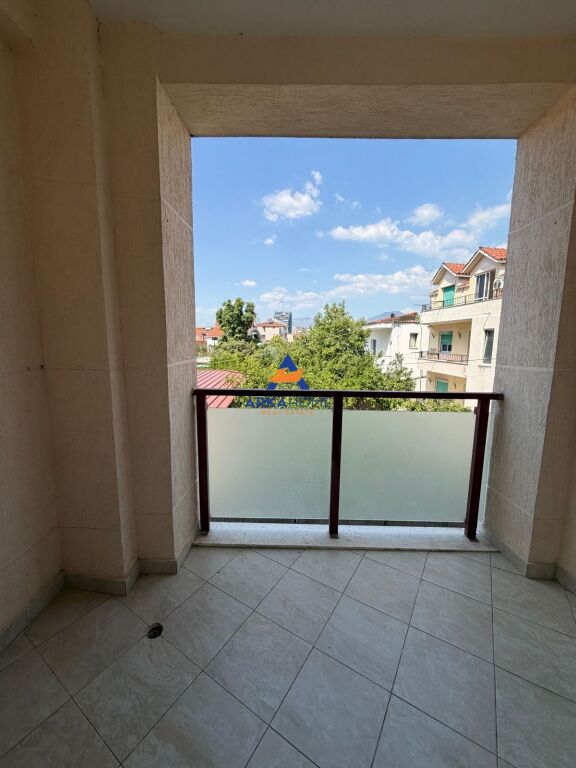 VENDESI APPARTAMENTO 1+1+BALCONE "21 DICEMBRE, VICINO AI COLLEGI" 14.500.000 LEKE