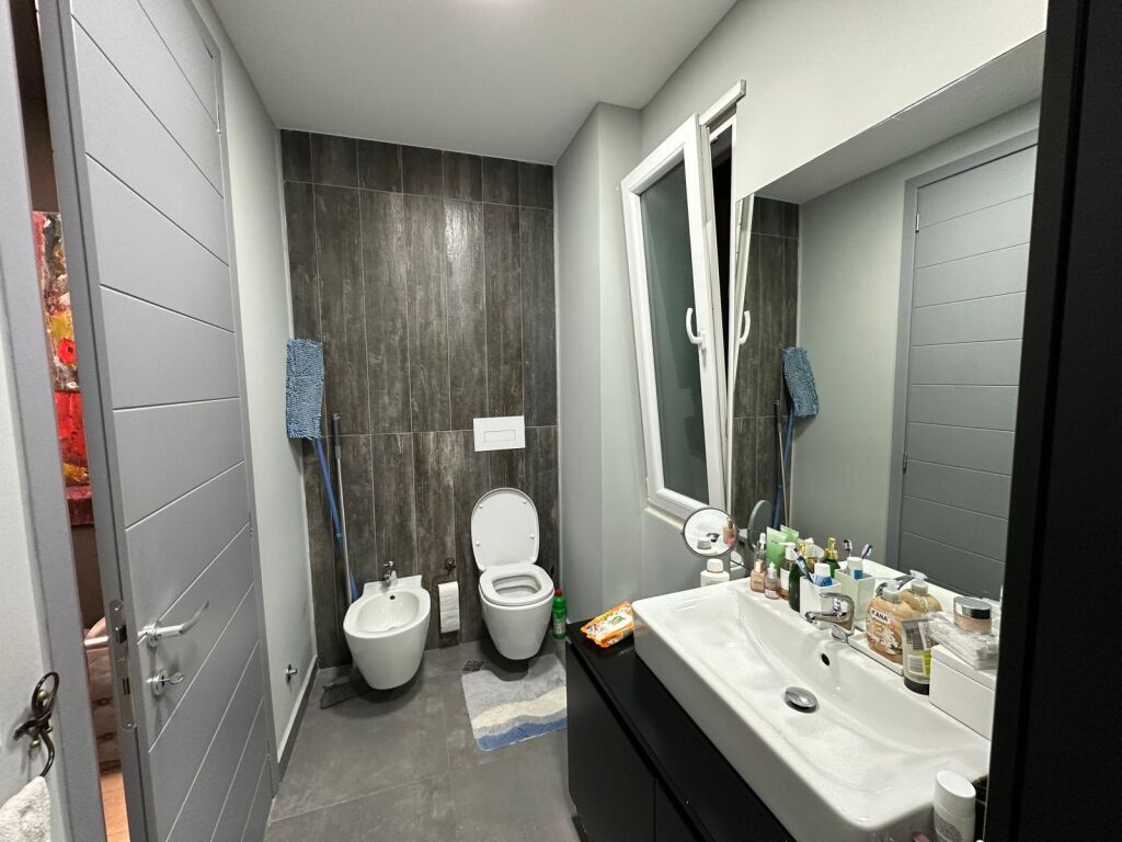 Shitet, Apartament 2+1+2 , Liqeni i Thate, Tirane . Empire73308