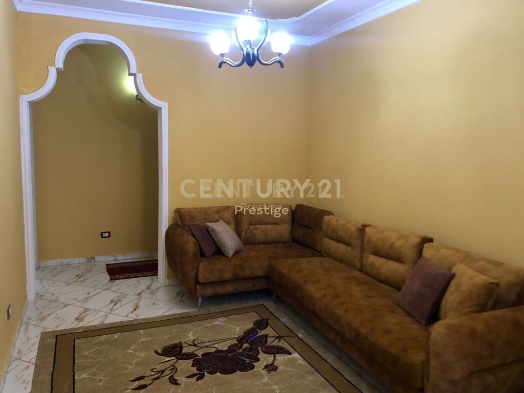 APARTAMENT ME QIRA 3+1+2, NE HYRJE TE VILAVE AMERIKANE, TIRANE!
